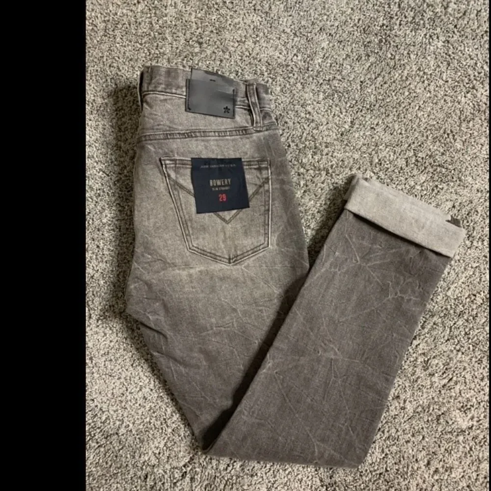 NWT John Varvatos Bowery slim strait jeans. 29